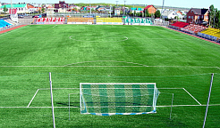футбольное поле с покрытием из искусственной травы